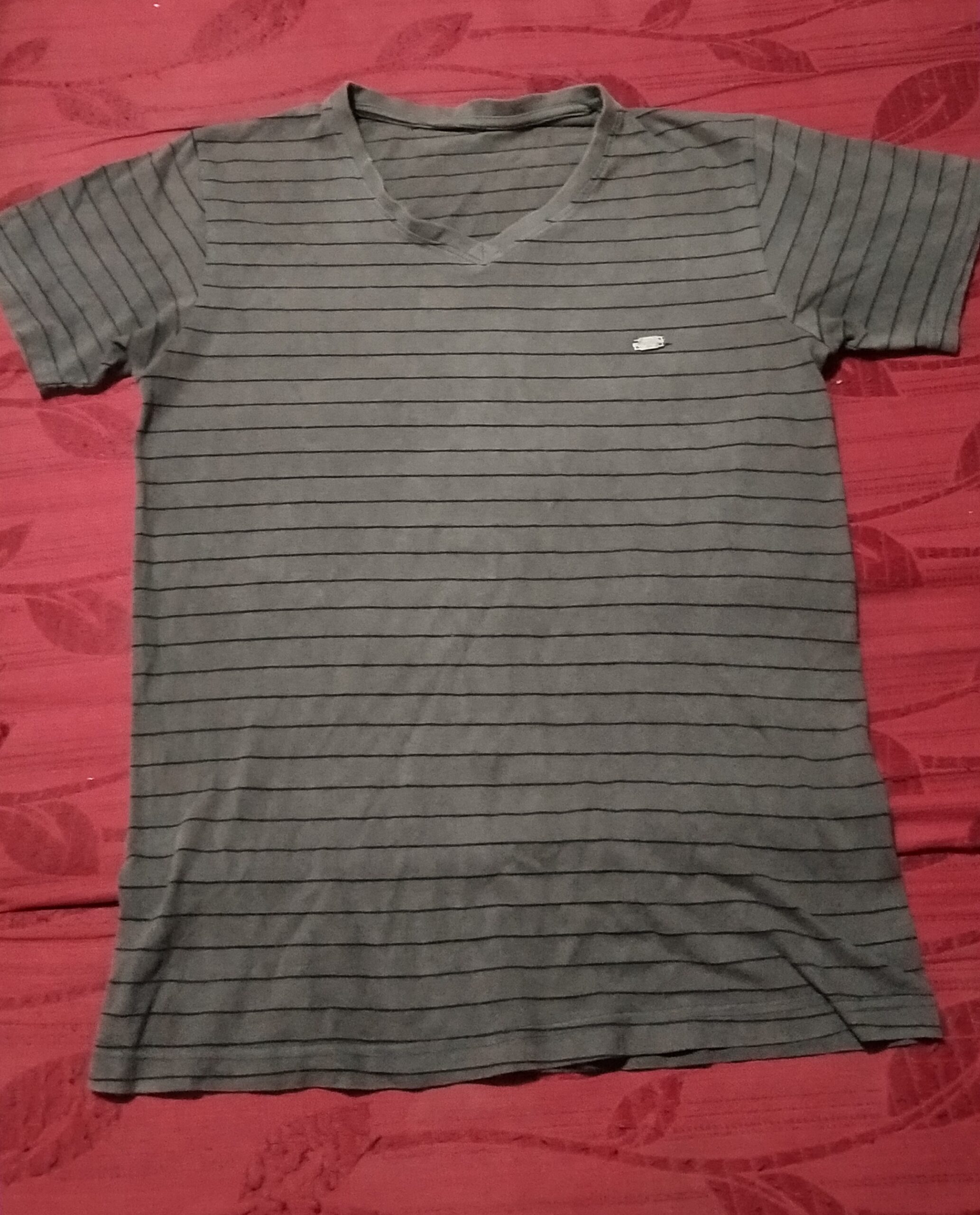 T-shirt v Collar