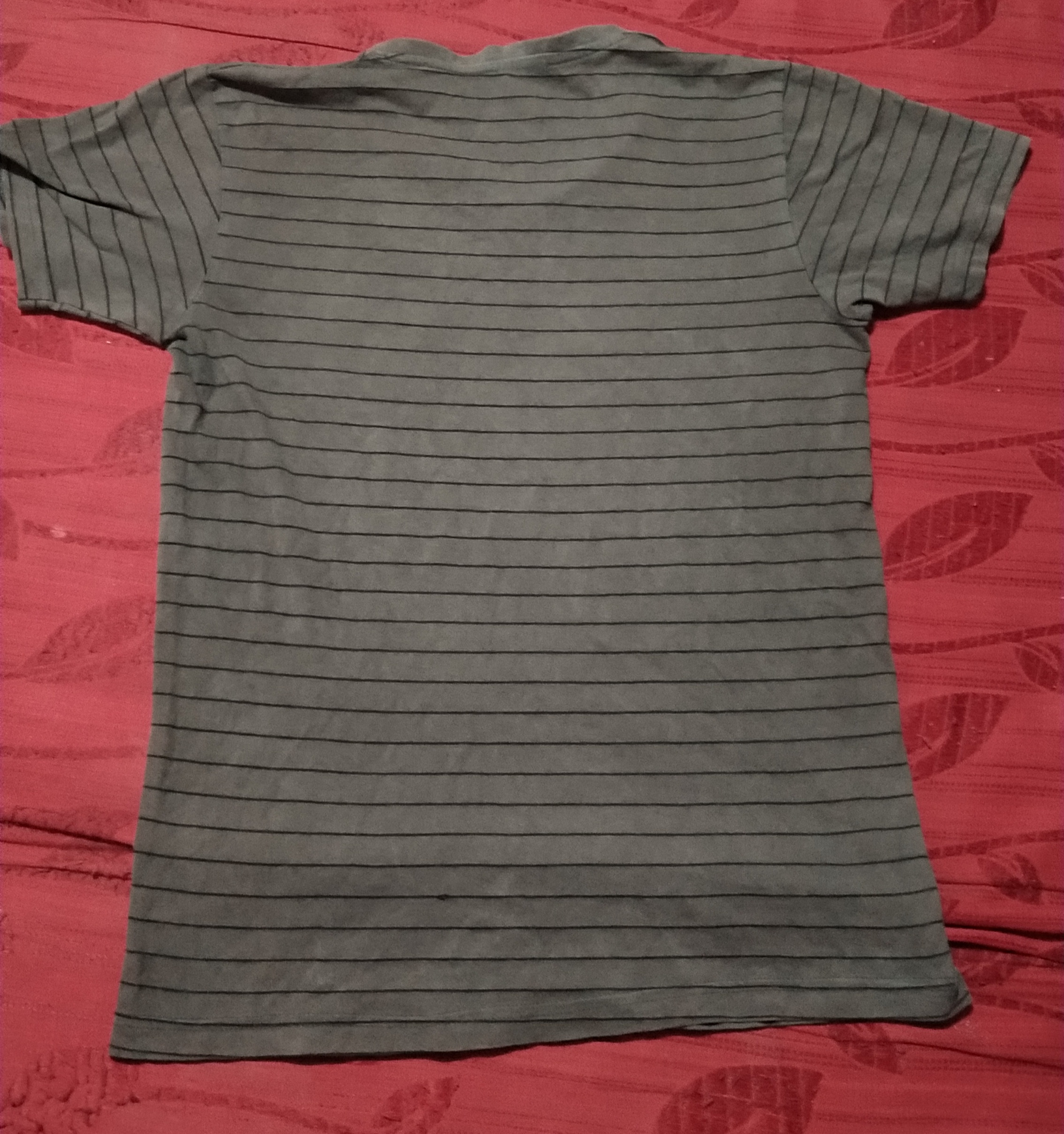 T-shirt v Collar