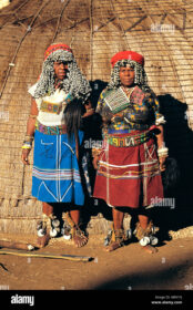 two-zulu-sangoma-women-wearing-traditonal-dress-zululand-south-africa-ABN1FJ